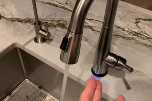 delta faucet blue light not working