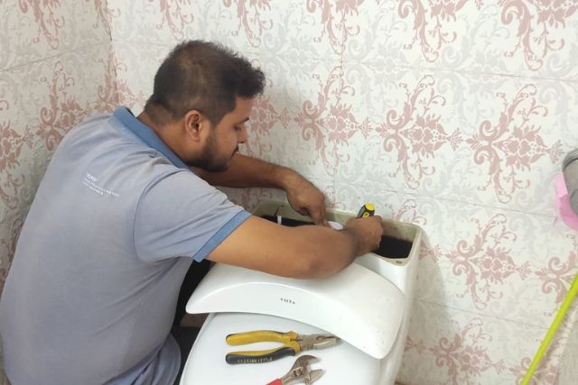 atikul islam fixing toilet flushing problem