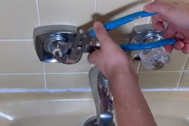 why-is-my-shower-leaking-common-problems-and-fixes-ses-home-services